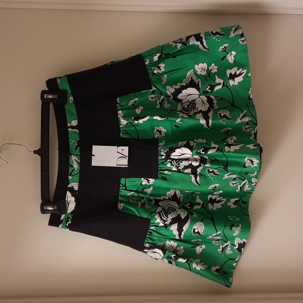 NWT, Diane von Furstenberg Claire Skirt in Simple Toile Garden Green and Black